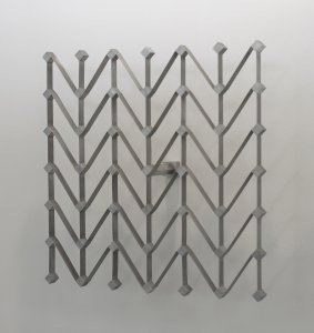 Martin Willing: Wabe, wechselseitig diagonal verstrebt, 2003/2009, 3 Exemplare und 2 Künstlerexemplare, Duraluminium, mit Vorspannung aus Block geschnitten, gebeizt, Wandbefestigung, Kantenlänge 70 cm, T 14 cm